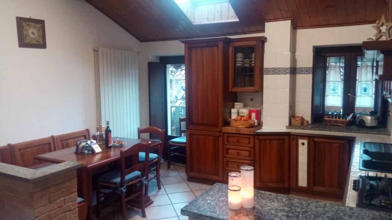 Casa Del Rustico, Indipendente Vista Sacra Con Dipinto Villa Caprie Eksteriør bilde
